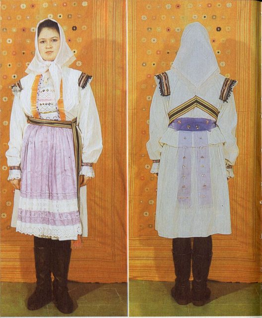 Горная марийка в традиционном костюме. Из фондов НКМ. 80 гг. ХХ в. Вид спереди и сзади.