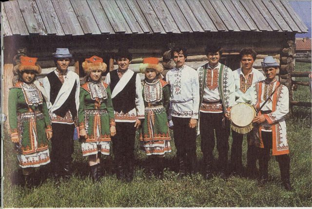 Участники фольклорно-этнографического ансамбля «Марий памаш» в сценических костюмах луговых мари.