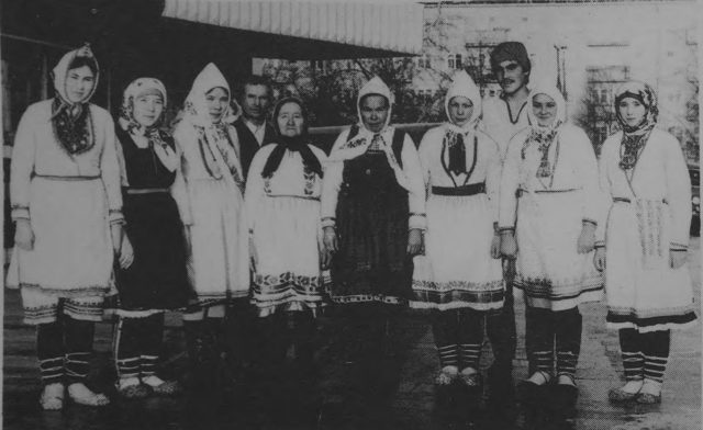 Участники конкурса-смотра «Бабушкин сундук» (1984 г.). Марийская АССР, Сернурский район. НРФ МарНИИ, оп. 4, д. 160. Фот…