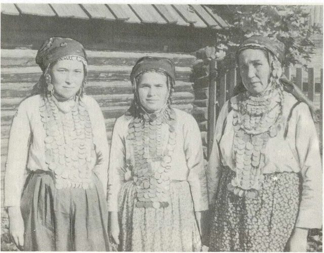 Участницы художественной самодеятельности в народной одежде. Моркинский район Марийской республики. 1988 г.