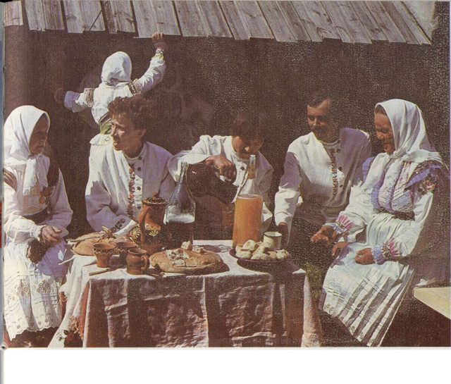 Участники художественной самодеятельности в горномарийских народных костюмах.