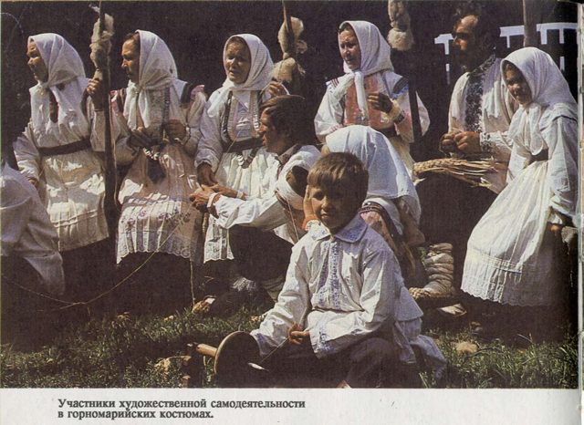 Участники художественной самодеятельности в горномарийских костюмах.