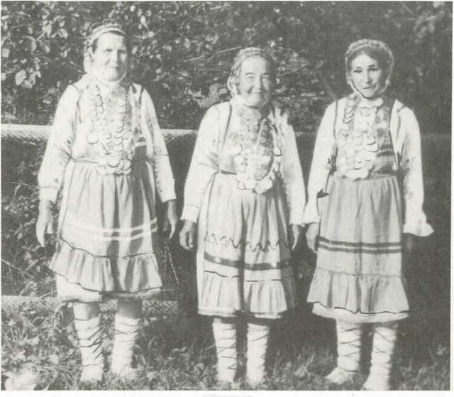 Луговые марийки в традиционных костюмах. Звениговский район Марийской республики. 1988 г.