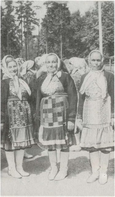 Женщины в традиционных марийских костюмах. Каракулинский район (д. Ныргында) Удмуртской республики. 1988 г.