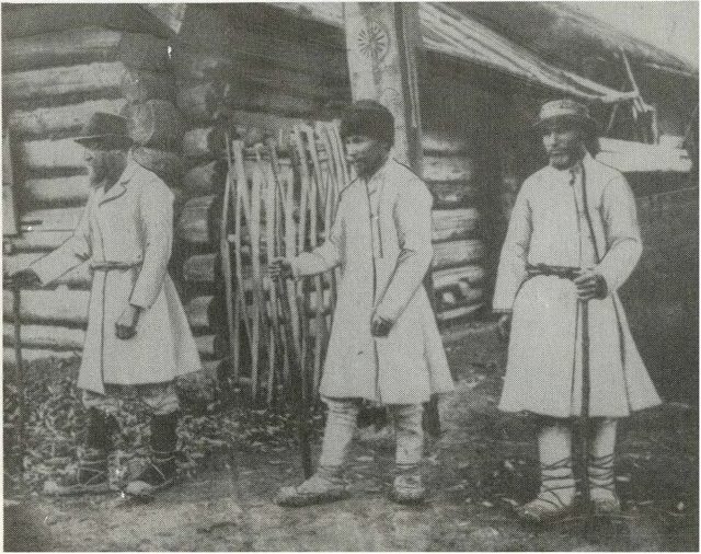 Мужчины в традиционных суконных кафтанах. Коллекция МАЗ № 2313. 1914 г.