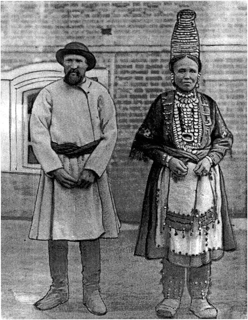 Старинный костюм луговых мари Уржумского уезда. Женский головной убор шурка бытовал до середины XIX века