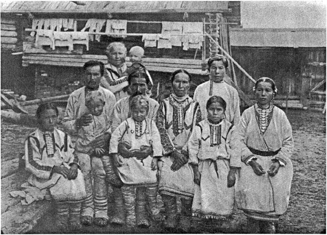 Типичная марийская семья начала XX века в три поколения