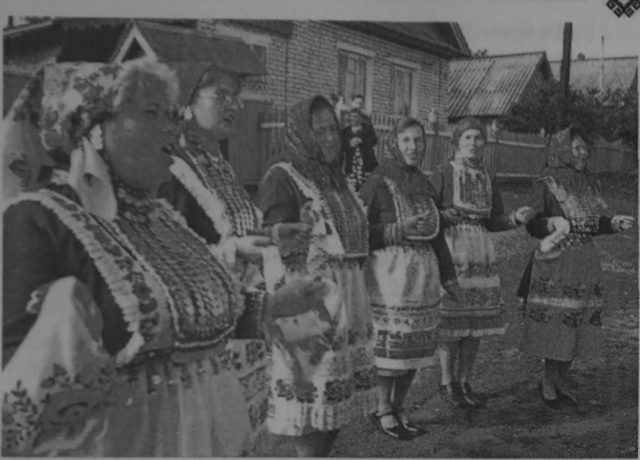 Женщины в зелёных свадебных кафтанах. РМЭ, Сернурский р-н, д. Нижний Кугенер. Сернурские марийцы носили приталенный зел…