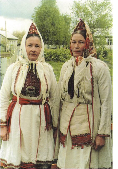 Костюмный комплекс уржумско-сернурских марийцев (шымакшан марий). Женщины-марийки в национальном костюме