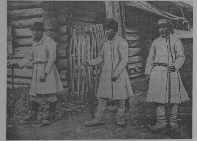 Повседневные кафтаны шили из темного сукна (шем мыжер, шим мӹжӓр), а праздничные и обрядовые - из белого сукна (ош мыже…