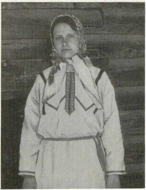 Девушка в традиционной рубахе. Волжский район Марийской республики. 1978 г.