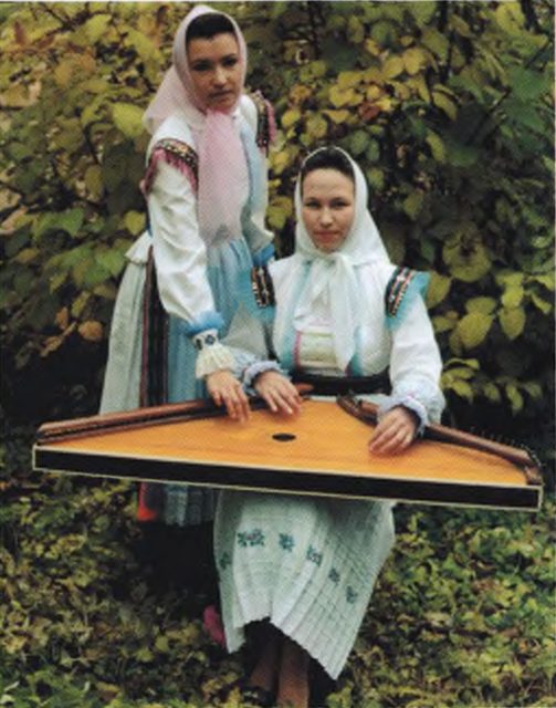 Горномарийки демонстрируют гусли (кӓрш, кӱсле)