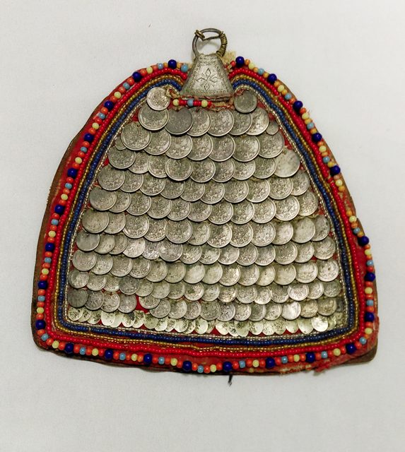 Украшение нагрудное «пачкама» (мар.). Луговые мари
Серебро/монеты, бисер, бусины, кожа. Ручная работа
Кон. ХIХ в.
МАСР,…