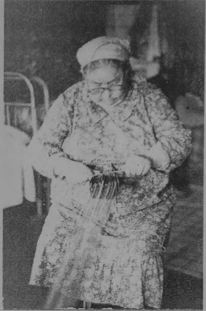 С. В. Юмакова за ткачеством пояса. Пермская обл., Суксунский р-п, д. Тебеняки. У марийцев всех групп было распространен…