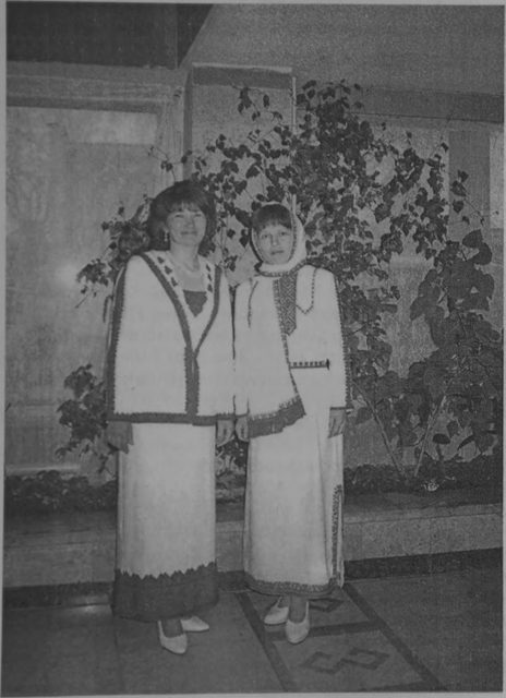 Модельеры-вышивальщицы Л. Федорова, Э. Анисимова (РМЭ, Моркинский р-н, с. Шоруньжа, ателье СХП «Передовик»)