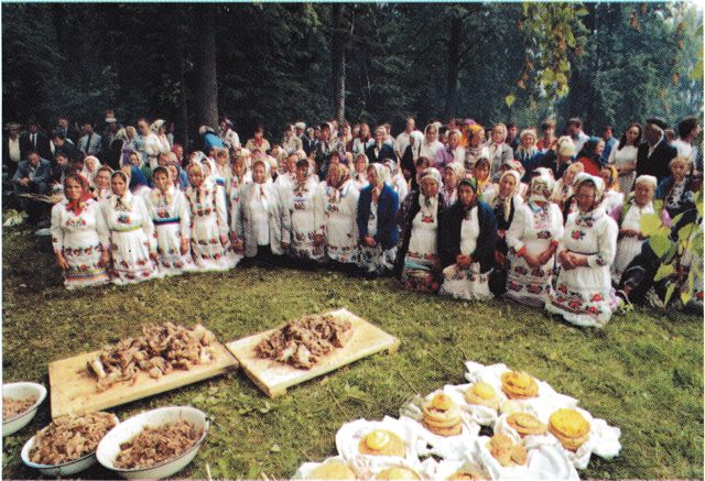 Люди молятся в священной роще