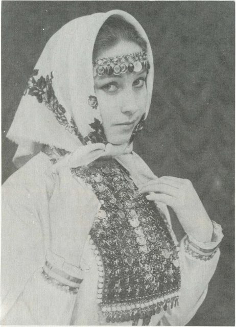 Девушка в современном наборе украшений луговых марийцев. Йошкар-Ола. 1992 г.