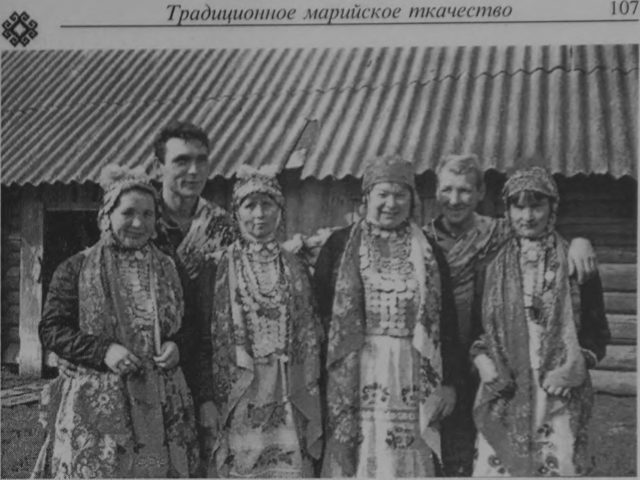 Женщины в чёрных свадебных кафтанах. РМЭ, Моркинский р-н, д. Шереганово. Звениговско-моркинские марийцы носили прямоспи…