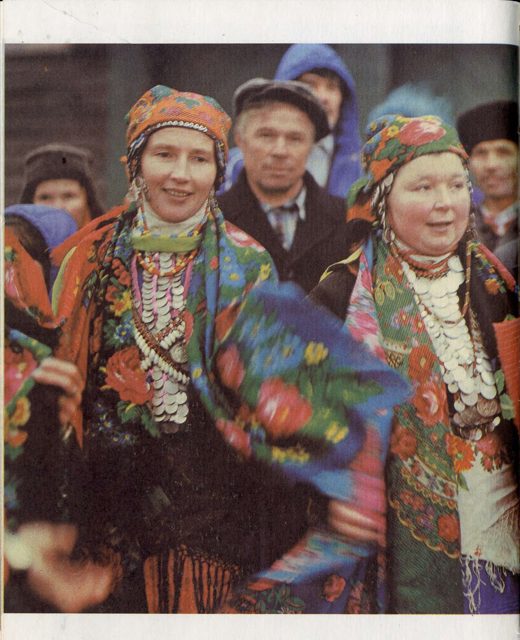 Участницы свадебного ритуала в народных костюмах (звениговско-моркинский комплекс).