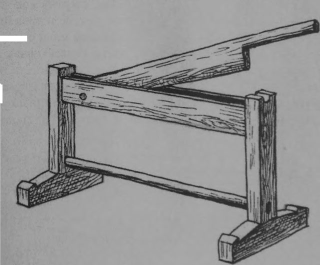 Горизонтальная мялка стояла на двух ножках, изготовленных из досок. Появилась в начале двадцатого столетия.