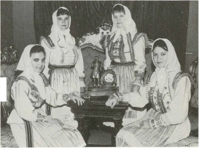 Участницы художественной самодеятельности в горномарийских народных костюмах. 1992 г.