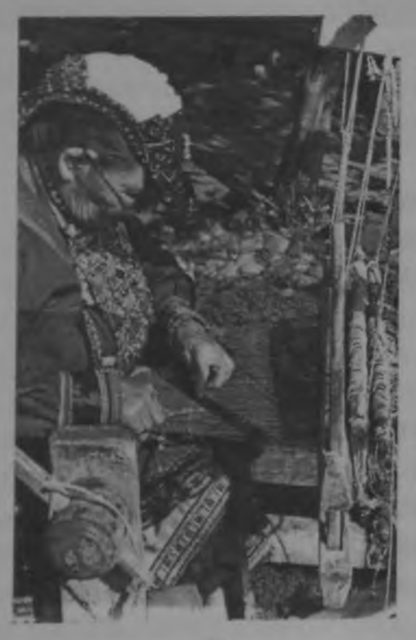 Д. С. Васюкова за ткацким станом: считает нити Пермская обл., Суксунский р-н, д. Тебеняки
