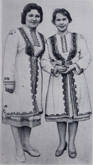 Л. Орлова. Марийские сценические костюмы для ансамбля. На фото две женщины в платьях и верхней одежде шовыр. На платьях…