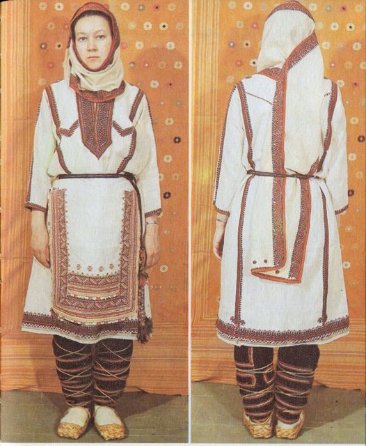 Луговая марийка в традиционном костюме («шарпанан-нашмакан мари»). Конец XIX в. Из фондов НКМ. Вид спереди и сзади.