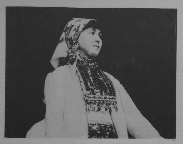 Участница фольклорного фестиваля с комплектом украшений. НРФ РНМЦ.