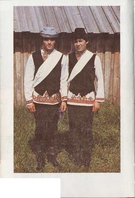 Участники ансамбля «Марий памаш» в мужских сценических костюмах.