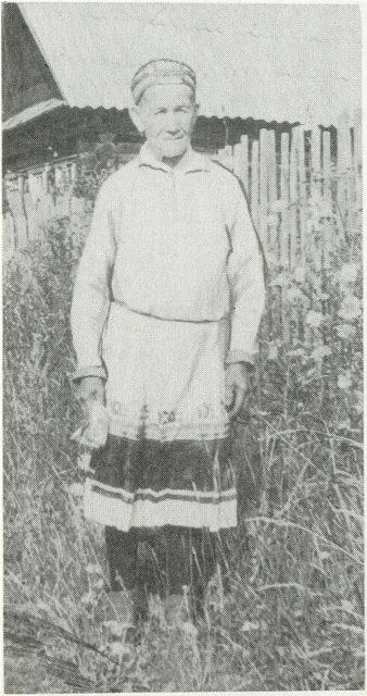 Луговая марийка в современном народном костюме (сорокан мари). Яранский район Кировской области. 1988 г.
