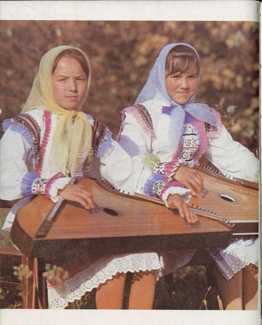 Гуслярши в горномарийских народных костюмах.