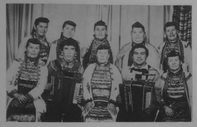 Участники фольклорно-этнографического ансамбля. Свердловская область, Красноуфимский район, с. Юва.